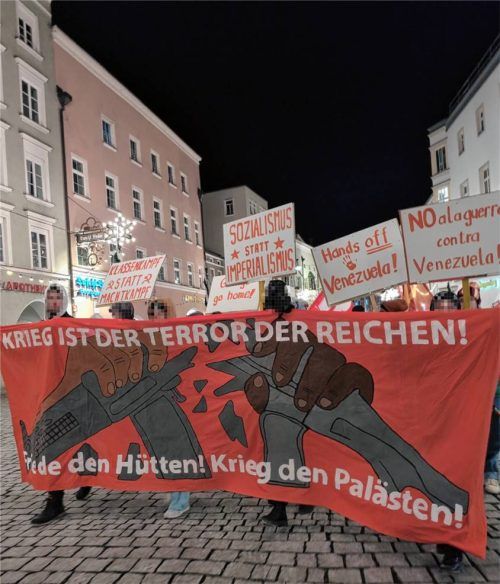 In Rosenheim sind Bürger auf die Straße gegangen, um gegen die US-Militäraktion in Venezuela und die Festnahme des Staatschefs Maduro zu protestieren. Fotos Roter Aufbruch Rosenheim