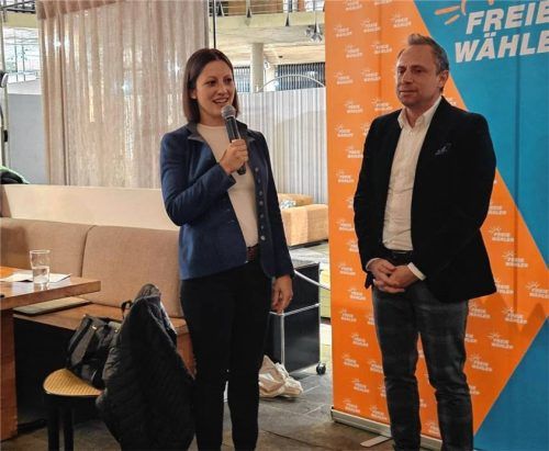 Informationsabend in Raubling: Franziska Pfaffenhuber von den Freien Wählern stellt Umweltminister Thorsten Glauber ihre Fragen. Foto Sönmez