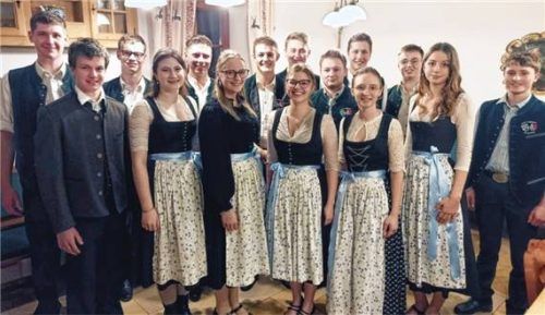 Ist bereits jetzt mit den Vorbereitungen für das Fest zum 30-jährigen Bestehen im Jahr 2027 beschäftigt: die neue Vorstandschaft der Katholischen Landjugendbewegung Aising-Pang (KLJB) mit Vorsitzendem Christian Wylezol (links) und Dirndl-Vorsitzender Karoline Grill (Mitte). Foto Aerzbäck