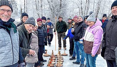 Jeder Eisschütze hatte seinen persönlichen „Wetter“. Die jeweiligen Holzstöcke wurden paarweise aufgestellt. Ganz hinten die beiden Moare Bernhard Graß (links) und Johannes Graßl.Foto  Unterforsthuber