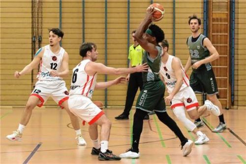 Jguwon Hogges (am Ball) und die Spartans Rosenheim haben mit dezimiertem Kader gewonnen.Foto Roland Halmel
