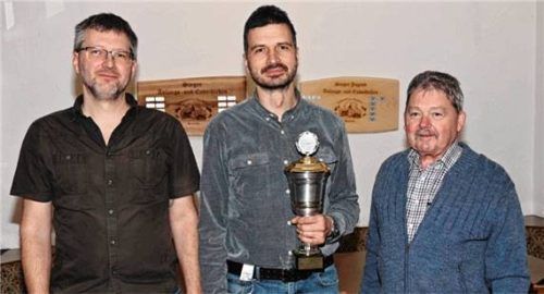 Josef Bachmaier erhielt den Siegerpokal. Den zweiten Platz belegte Tobias Knabl (links), knapp dahinter errang Josef Baumgartner (rechts) den dritten Platz. Foto re