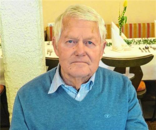 Josef Petermeier aus Haunertsholzen schnitzt seit über einem Vierteljahrhundert Singvögel kunstvoll aus Holz.Foto Jaensch