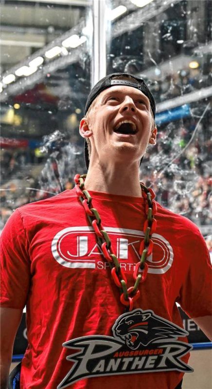 Jubel vor der Augsburger Fankurve: Neben dem Spielpuck wurde Zwickl mannschaftsintern zum Spieler des Spiels gekürt. Foto Imago