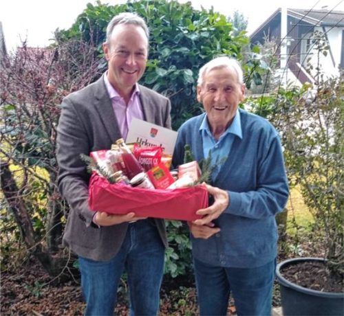 Jubilar Christian Ass (rechts) freut sich über den Geschenkkorb von Bürgermeister Anton Baumgartner. Foto Karl Wastl