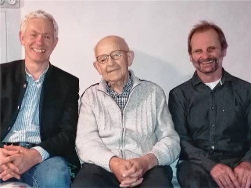 Jubilar Wilhelm Bachheibl, eingerahmt von Bürgermeister Georg Auer (links) und seinem Stellvertreter Ingo Fiebiger. Foto Huber