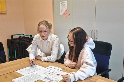 Julia Breitenbach (links) bei der Beratung einer Schülerin. Foto Berufliche Oberschule Wasserburg