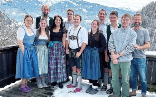 Kalt war es auf der Berghüttenterrasse am Hochkönig. Davon ließen sich die Schnaitseer Trachtler aber nicht abschrecken. Foto Josef Unterforsthuber