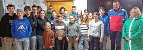 Karin Jany (rechts) überreichte die Spende in Höhe von 250 Euro an die Jugendgruppe der Bergwacht Grassau, wofür sich Jugendleiter Christoph Goy (Zweiter von rechts) herzlich bedankte. Foto Bergwacht Grassau