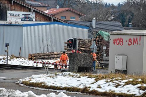 Kein Durchkommen für die Bahn: Am Übergang in Stephanskirchen (rechts) muss eine gebrochene Schiene repariert werden. Foto Schlecker