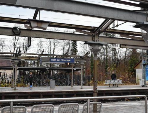 Kein Schutz vor Regen, Schnee oder Hitze: Die Dächer am Priener Bahnhof sind seit fast zwei Jahren ihrer Funktion beraubt. Foto Archiv Lünhörster