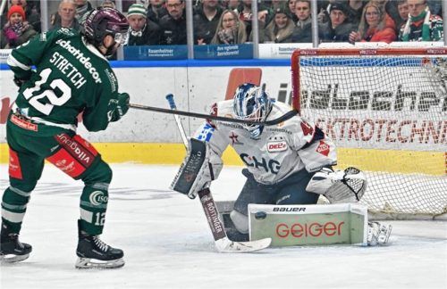 Kein Vorbeikommen: C.J. Stretch scheitert mit seinem Penaltyschuss.