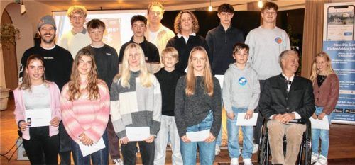 Kiefersfelden und seine jungen Sportler: (vorne, von links) Natalie Baranski, Giovanna Nicolussi, Alina Bühl, Jonathan Huber, Laia Widschwendtner, Noa Döring, Bürgermeister Hajo Gruber und Maie Hinke sowie (hinten, von links) Manuel Lettenbichler, Virgil Funk, Paul Peckmann, Leon Winkler, Kay Strohmeyer, Anuk Pilgram, Jakob Huber und Fynn Strohmeyer. Foto Schmidt