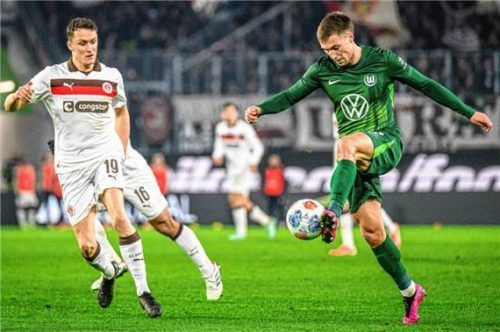 Kilian Fischer (rechts) auf dem Vormarsch beim Wolfsburger Erfolg über den FC St. Pauli.Foto Imago Images