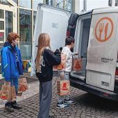 Kinder spenden für bedürftige Kinder
