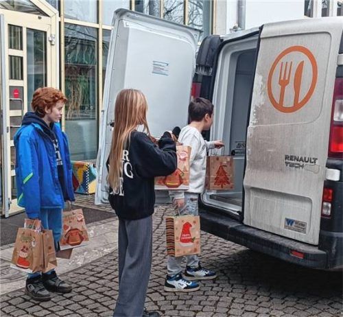 Kinder der Mittelschule Ampfing stellten kleine Päckchen für bedürftige Kinder zusammen, die von der Tafel versorgt werden. Foto Stettner