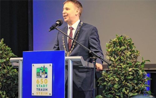 Knapp 250 Gäste aus Wirtschaft, Kultur und Politik sowie von den Kirchen, Vereinen und Verbänden, Behörden und Blaulichtorganisationen trafen sich beim Neujahrsempfang der Stadt Traunstein. Rathauschef Dr. Christian Hümmer rief dazu auf, für die Gestaltung einer positiven Zukunft die „mentale Rezession im Kopf“ zu überwinden. © Axel Effner