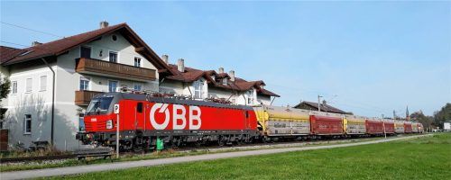 Knapp an den Balkonen der Anwohner führt in Thansau das Bahngleis vorbei. Die Lokführer der Güterzüge müssen an ungesicherten Bahnübergängen mehrere Sekunden pfeifen. Foto re