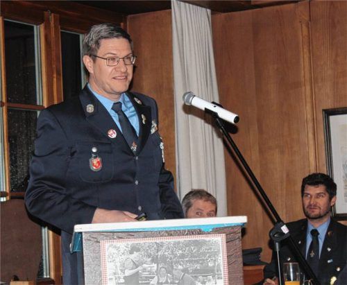 Kommandant Jörg Benkel gab bei der Jahreshauptversammlung einen Überblick über das einsatz- und ausbildungsreiche Jahr 2025 und hob die Bedeutung von Einsatzbereitschaft, moderner Ausbildung und Kameradschaft für die Sicherheit der Gemeinde hervor. Foto Steffenhagen