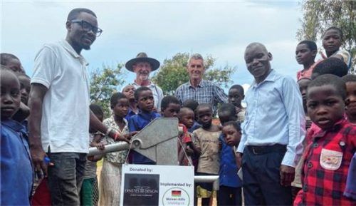 Konrad Ess (Bildmitte mit Hut) von der Malawi-Hilfe Schwindegg bei der Einweihung der neuen Pumpe in Chambwande. Die Malawi-Hilfe sorgte mit dem 14-Brunnen-Projekt für sauberes Trinkwasser. Foto re