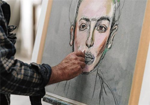 Künstler Franz Feistl, der hier an einem seiner Werke arbeitet, wird sich am „Tag des offenen Ateliers“ in Kolbermoor auch über die Schulter schauen lassen. Fotos Jacob