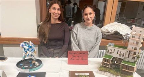 Kunst zum Nachdenken: Sophia Trebesius (links) mit ihrem Eco-Objekt aus Hausmüll machte auf die Verschmutzung der Meere und das Artensterben aufmerksam und verwendete für ihr Modell – stellvertretend für Fischernetze – ein Kartoffelsäcke-Netz und Plastikverpackung. Luisa Badenberg (rechts) bastelte mit Materialien aus der Natur „biophil innovativ“.