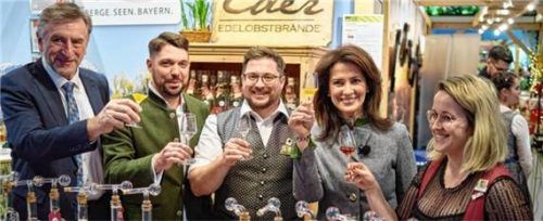 Landwirtschaftsministerin Michaela Kaniber (Zweite von rechts) gemeinsam mit (von links) BBV-Präsident Günther Felßner, Siegfried Walch (MdB), Simon und Anna Eder am Stand der Chiemsee-Alpenland Tourismus GmbH. Foto Henning Schacht/StMELF