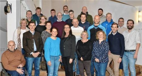 Lisa Ruh (vorne, Mitte) führt die Liste der Gemeinderatskandidaten der „Freien Wähler Reit im Winkl“ an. Es folgen Roland Klein (vorne rechts) und Simon Heigenhauser (Zweiter von links). Ebenso auf dem Bild sind die weiteren Kandidaten und Versammlungsteilnehmer. Foto Hauser