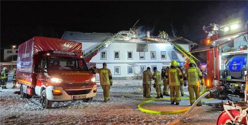 Löscheinsatz in der Silvesternacht: In Bad Endorf stand das Dach der ehemaligen Fitnessalm in Flammen. Fünf Feuerwehren waren im Einsatz. Foto Ammelburger