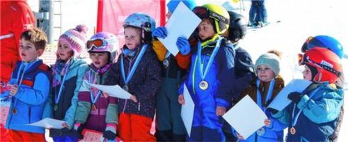 Lohn der Anstrengung: die Kinder mit ihren Medaillen. Foto Hauser