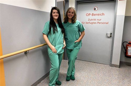Louisa Hofstetter (links) und Lisa-Marie Grüber haben für ihre Ausbildung bei den Romed-Kliniken einen Preis erhalten. Foto Romed