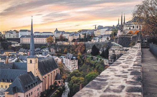 Luxemburg-Stadt ist traumhaft (großes Foto). Aber auch die vielen Cafés (rechts) des Landes, die tolle Speisen anbieten (oben), sindeinen Abstecher wert.