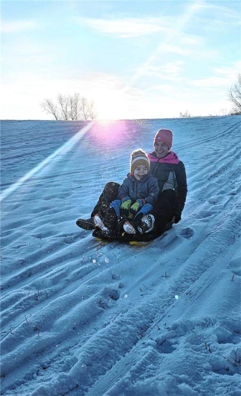 Mama Conny Wagner und Sohn Julian hatten schon sehr früh Spaß auf dem Schlittenberg.Foto  Wagner