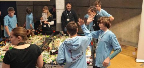 Manuel Seider und Oskar Blume von GarsControl Junior freuen sich und klatschen ab: Ihr Roboter hat wieder eine Aufgabe erfolgreich bewältigt, die monatelange Vorbereitung zahlt sich aus.