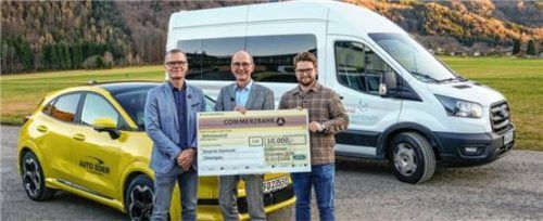 Marcus Zehner (links, Gebietsverkaufsleiter Ford, Region Süddeutschland) und Josef Michael Eder (rechts, Geschäftsführer Auto Eder Kolbermoor) überreichten die Spende an Geschäftsführer Peter Wichelmann vom KIZ Chiemgau.