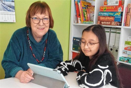 Maria Klopsch-Wesel unterstützt Grundschülerin Masha beim Lernen.Foto  Privat