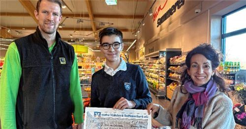 Marktleiter Tom Dörner (links) lobte das außergewöhnliche Engagement von Christopher van Laak (Mitte). Auch Tafelleiterin Elke Hass (rechts) war begeistert. Foto re