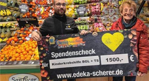 Martin Iglhaut von Edeka Scherer bei der symbolischen Übergabe des Spendenschecks an Rosmarie Baumgartner, Vorsitzende der Kinderkrebshilfe Berchtesgadener Land und Traunstein.Foto re