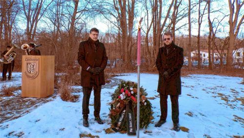 Max Heimerl (links) und Michael Hetzl am Mühldorfer KZ-Friedhof bei der Kranzniederlegung.Foto  Rath
