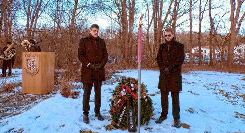 Max Heimerl (links) und Michael Hetzl am Mühldorfer KZ-Friedhof bei der Kranzniederlegung.Foto  Rath
