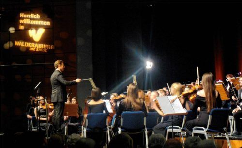 Max Kendlinger begeisterte mit seinem Orchester und seiner Strauß-Gala das Publikum im Waldkraiburger Haus der Kultur. Foto Fischer