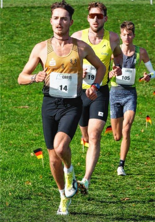 Maximilian Berger (vorne) aus Tuntenhausen gewann den deutschen Cross-Cup der Männer zusammen mit dem Schwarzwälder Jens Mergenthaler (gelbes Trikot, hinten). Foto Ludwig Stuffer