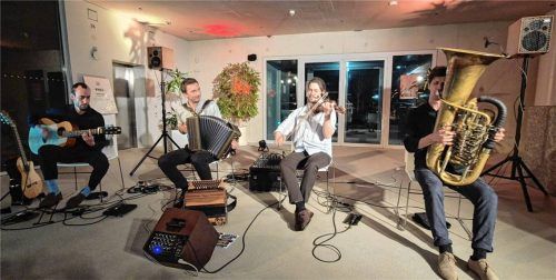 Maxjoseph in Bestform bei „Montag und Musik“: (von links) Florian Mayrhofer (Gitarre), Georg Unterholzner (Steirische Harmonika), Andreas Winkler (Geige) und Josef Reßle (Tuba). Foto steffenhagen