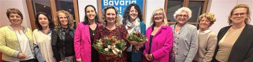 Mehr Frauen in die Politik. Dafür plädierten (von links) Theresia Mayerhofer, Gemeinderätin in Oberneukirchen, Bezirksrätin Claudia Hausberger, Karin Bressel, Dritte Bürgermeisterin von Waldkraiburg, Gastgeberin und Erste Bürgermeisterin von Heldenstein, Antonia Hansmeier, Kerstin Schreyer, Staatsministerin a. D. und MdL, Kathrin Alte, Bürgermeisterin von Anzing, Patricia von der Heyde, Gemeinderatskandidatin, Ilse Preisinger-Sontag, stellvertretende Landrätin und stellvertretende Bürgermeisterin, Hildegard Brader, Zweite Bürgermeisterin von Gars, und Kreisrätin Bianca Hegemann. Foto kreibich