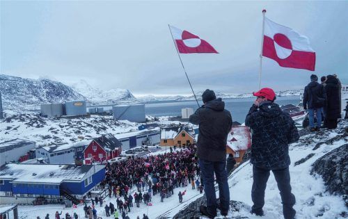 Menschen protestieren gegen die Grönlandpläne von US-Präsident Trump vor dem US-Konsulat. Foto dpa