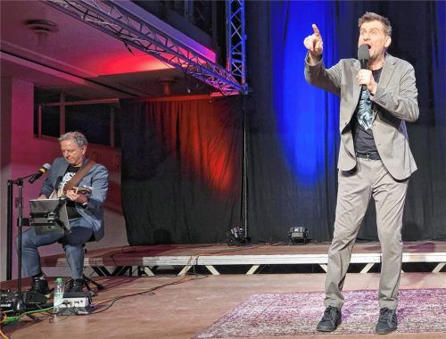 Michael Altinger (rechts) und Musiker Andreas Rother eroberten die Bühne im Sturm.Foto Sönmez