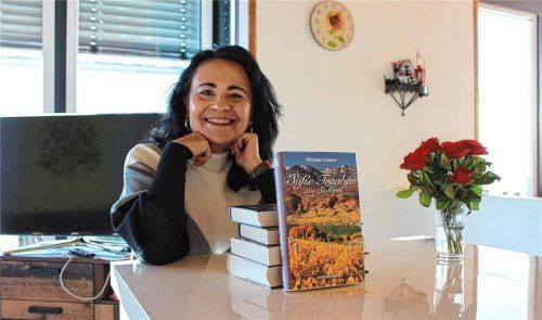 Miriam Geimer aus Waldkraiburg ist stolz auf ihr neuestes Buch: „Süße Trauben aus Südtirol“.Foto  Huckemeyer