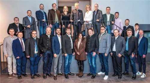 Mit Bürgermeister Richard Richter (obere Reihe, Mitte) an der Spitze startet das CSU/PW-Team engagiert in den Kommunalwahlkampf 2026.Foto kriechbaumer