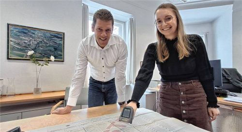 Mit dem Scanner über den Musterbogen von 2020. Auch damals gab es schon Strichcodes zur Erfassung der Stimmabgaben. Die VG Neumarkt hat aber erst zur Wahl 2026 die Scanner dafür angeschafft.Foto  Enzinger
