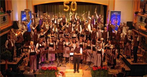 Mit der ersten Zugabe „Ein halbes Jahrhundert“ ehrte die Marktkapelle ihr 50-jähriges Bestehen. Dirigent Stefan Fußeder dankte allen, die zum Gelingen des Konzerts beigetragen hatten.Foto Schneider